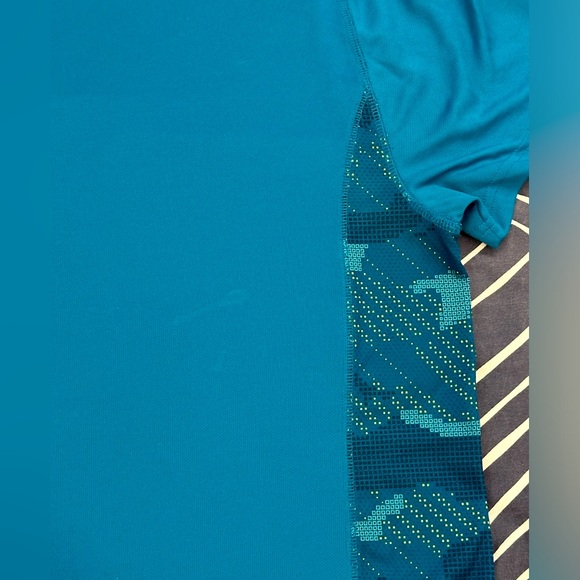 Bundle (4) active wear Old Navi shirts. - Picture 6 of 13